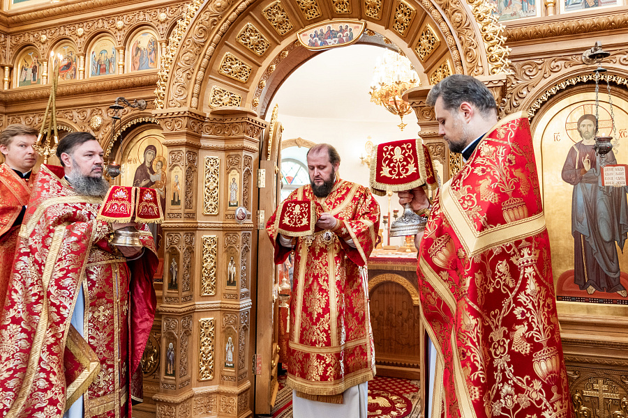 Божественная литургия в храме иконы Божией Матери «Нечаянная Радость» в посёлке санатория «Подмосковье» г.о. Домодедово